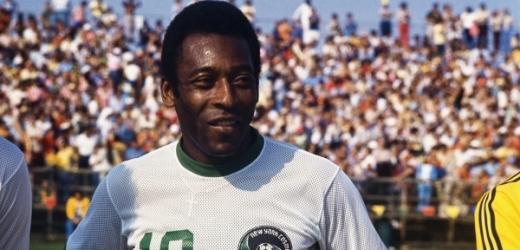 Legendární fotbalista Pelé v dresu legendárního klubu New York Cosmos.