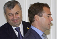 Kokojty zůstává, zatímco ruský prezident Medveděv má kremelskou budoucnost nejistou. 