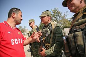 Obyvatel Jižní Osetie zdraví ruskou armádu.