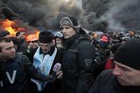 Vitalij Kličko mezi demonstrujícími v centru Kyjeva.