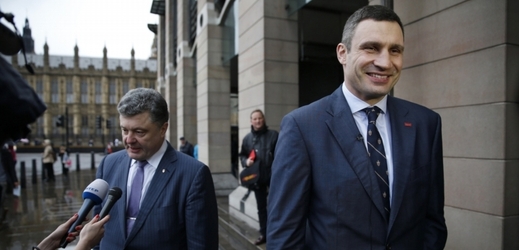 Vitalij Kličko (vpravo) s oligarchou Petrem Porošenkem, kterého podpoří v prezidentských volbách.