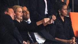 Selfitida se nevyhýbá ani mocným. Americký prezident Barack Obama (třetí zleva) na tryzně za Nelsona Mandelu s britským premiérem Davidem Cameronem (první zleva) a dánskou premiérkou Helle Thorningovou-Schmidtovou. Vpravo opodál sedí Obamova žena Michelle.