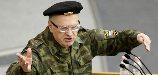 Bouřlivák Žirinovskij opět v uniformě. 