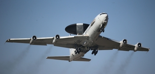 Letoun AWACS vzlétající ze základny v německém Geilenkirchenu.