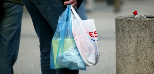 Igelitové tašky dávají životnímu prostředí pořádně zabrat. Rozkládají se dlouhá léta.