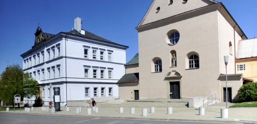 Kapucínský klášter s kostelem sv. Josefa (vpravo). V objektu je Muzeum barokních soch.