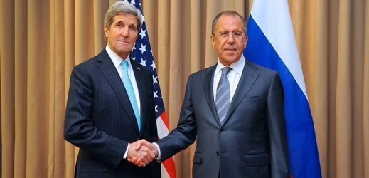 Úsměvy pro kamery. Ministři zahraničí Kerry (vlevo) a Lavrov v Ženevě.