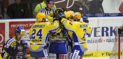 Hokejisté Zlína se radují z gólu ve finálové sérii s Brnem.