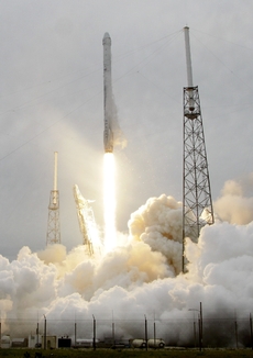 Bezpilotní vesmírnou loď vynesla na oběžnou dráhu raketa Falcon 9.