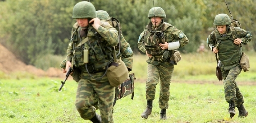 Rusko je podle Putinova mluvčího suverénní stát, a proto může vojáky na svém území přesouvat bez jakýchkoli omezení (ilustrační foto).