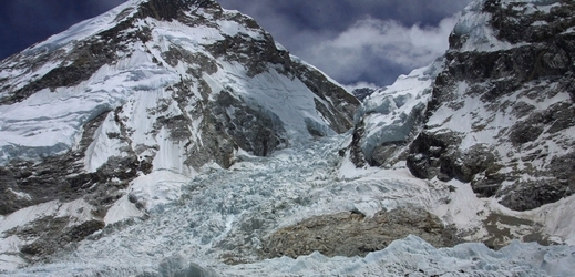Nepál kvůli neštěstí dočasně zakázal výstup na Mount Everest.