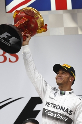 Lewis Hamilton slaví triumf v Číně.