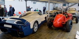Maserati MC12 (vlevo) a C6-34.