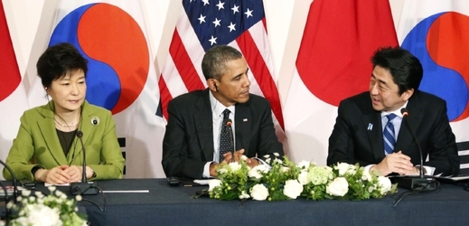 Zleva: jihokorejská prezidentka Pak Kun-hje, americký prezident Barack Obama a japonský premiér Šinzó Abe.