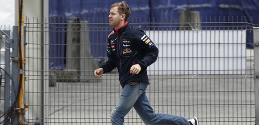Utéct problémům se Sebastianu Vettelovi zatím nedaří.