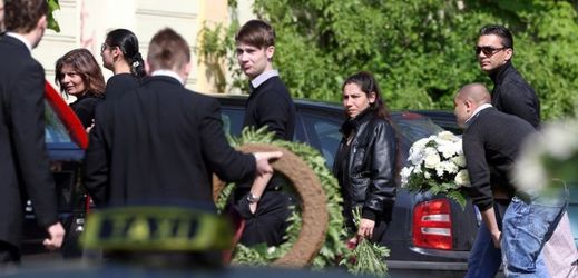 Na pohřeb zavražděného taxikáře přišla rodina i desítky dalších smutečních hostů.