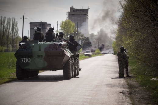 Obrněné vozy se snaží jet do Slavjansku.
