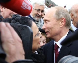 Velkokněžna se roku 2012 krátce pozdravila s prezidentem Putinem.