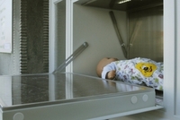 Babybox v Plzni. Figurantka s panenkou předvádí jeho funkci.