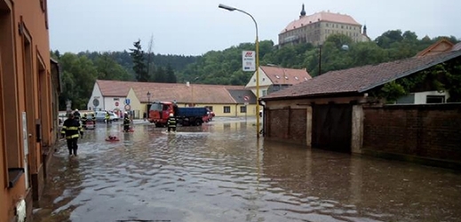 Pondělní bouřka na Vysočině zatopila hlavně sklepy a vozovky.