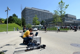 Nemocnice ve švýcarském Lausanne, kde leží Michael Schumacher, je stále pod drobnohledem médií.
