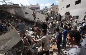 Hledání těch, kteří přežili, v troskách po izraelském bombardování.