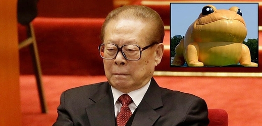 odle agentury AFP se žába nápadně podobá bývalému čínskému prezidentovi Ťiang Ce-minovi.