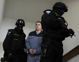 Berdycha k soudu opět doprovodila policejní eskorta.