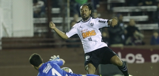 Ronaldinho (v bílém).