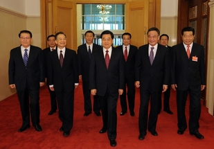 Špičky čínských komunistů - Čou Jung-kchang v druhé řadě vpravo.