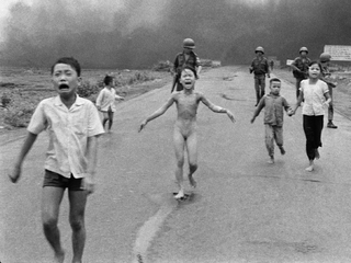 Fotografie napalmem popálené vietnamské holčičky Phan Thi Kim Phuc, která se stala symbolem hrůz války ve Vietnamu.