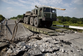 Ukrajinské armádě komplikuje situaci zničená infrastruktura.