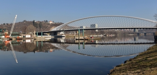 Trojský most čeká zatěžkávací test.