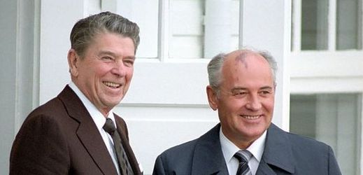 Michail Gorbačov (vpravo) přijede zavzpomínat, jak s Ronaldem Reaganem ukončovali studenou válku.