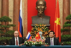 Ruský (vlevo) a vietnamský prezident. 