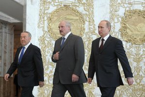 Zrodil se Euroasijský ekonomický svaz. Prezidenti (zleva) Kazachstánu, Běloruska a Ruska v Astaně.