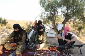 Bojovníci organizace Islámský stát (IS).