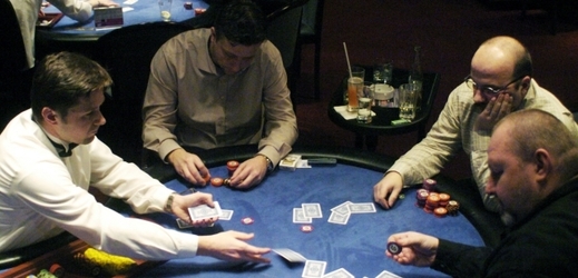 Podle Nejvyššího správního soudu hraje v pokeru velkou roli náhoda, proto spadá do loterijního zákona.