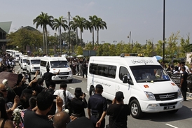 Pohřební auta odváží těla obětí z letiště v Kuala Lumpur.