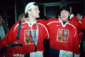 Jiří Šlégr (vlevo) po příletu z Nagana s Martinem Strakou.