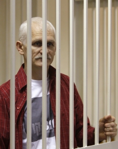 Minulý rok si cenu odnesl běloruský disident Ales Bjaljacki.
