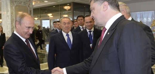 Vladimir Putin si třese rukou s Petro Porošenkem.