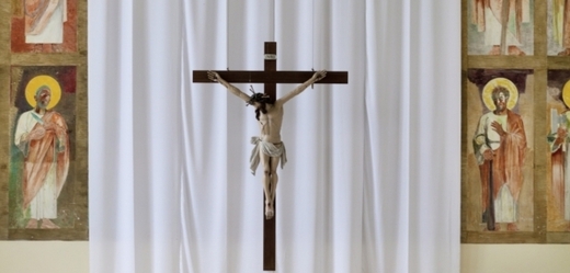 Oltář s vyobrazením Ježíše na kříži (ilustrační foto).