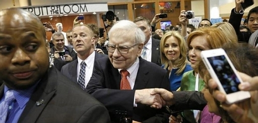 Warren Buffett si tak trochu hraje na celebritu. Valná hromada ve velkém stylu.