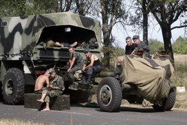 Ukrajinští vojáci při pochodu na východní Ukrajinu.