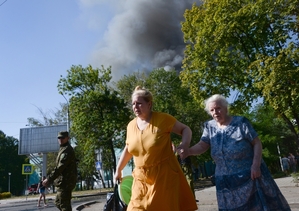 Obyvatelky Doněcku utíkají před výbuchy.