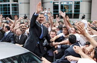 Nadšené vítání prezidenta Asada (srpen 2014).