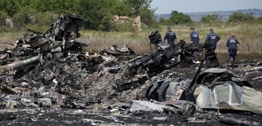 Podle Rusů se nyní málo hovoří o katastrofě boeingu. Na snímku místo pádu letadla.