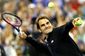 

 Po vítězném zápase, ve kterém musel Roger Federer čelit dělovému servisu Samuela Grotha, mohl, jak je zvykem, odpálit do publika tři podepsané tenisáky. 
(ČTK/imago sportfotodienst/imago sportfotodienst)

