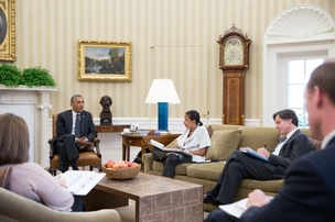 Prezident Obama (v čele) se svými bezpečnostními poradci.